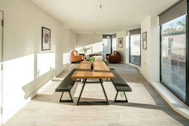 Cuckoo Hall Lane, London, N9 - Photo 1