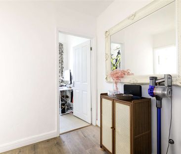 A bright two bedroom apartment set on the first floor of this perio... - Photo 4