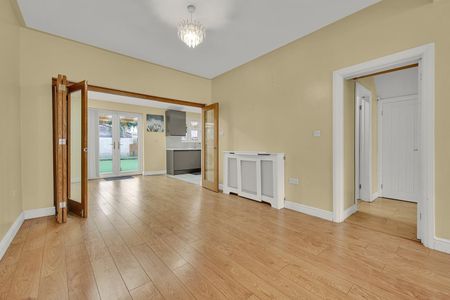 3 Bed Terraced House, St. Edmunds Road, IG1 - Photo 5