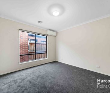 Modern Family Living in Prime Truganina - Photo 2