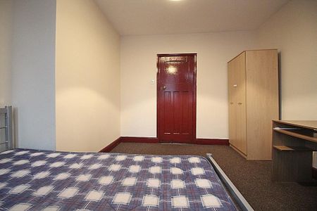3 bedroom flat to rent - Photo 4