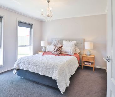 BEAUTIFULLY PRESENTED, MODERN HOME - Photo 3