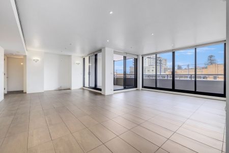 Three-Bedroom Apartment in the Heart of Port CBD - Photo 3