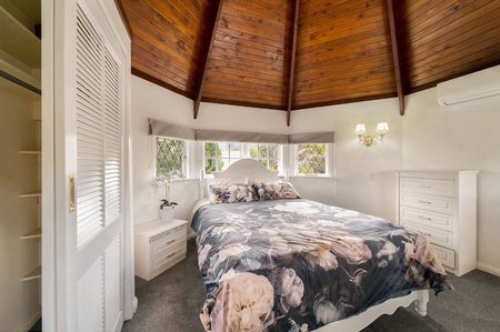 Charming English-Style Villa in Titirangi – Fully - Photo 2