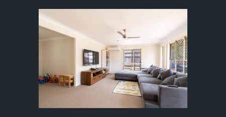 Spacious Family Home in a Quiet Cul-de-Sac – Comfort, Convenience & Modern Living - Photo 3