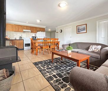 Spacious 3-Bedroom Home - Long Term Lease - Photo 1