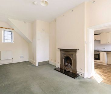 Pretty two bedroom cottage in the heart of Chichester town centre - Photo 4