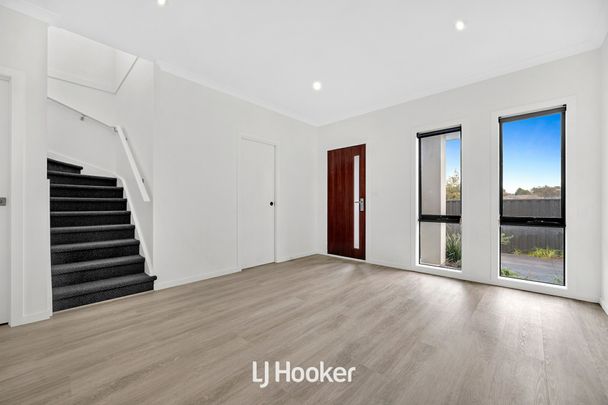🏡 Modern 3-Bedroom Townhouse in Prime Narre Warren Location - Photo 1
