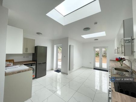 1 bedroom in a house share to rent - Photo 5
