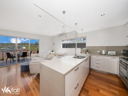 Modern Furnished Townhouse Just Steps from Blackmans Bay Beach - Photo 3
