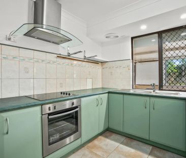 Freshly painted home with large gardens and versatile living spaces. - Photo 6