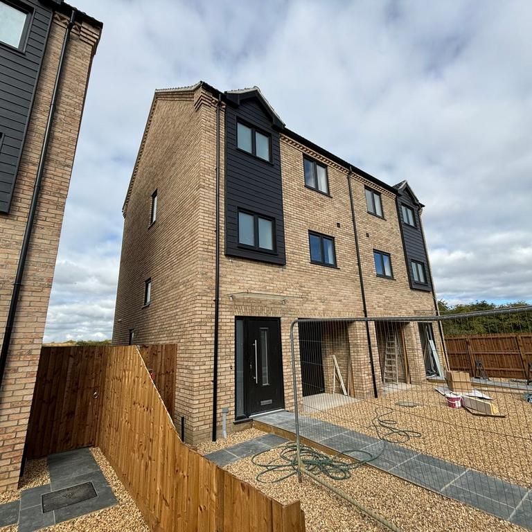 3 bedroom semi-detached house to rent - Photo 1