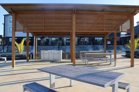 Charming 2 Bedrooms Low Maintenance - Photo 4