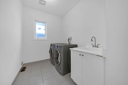 For Lease - 70 Forest Edge Crescent, East Gwillimbury, Ontario - Photo 4