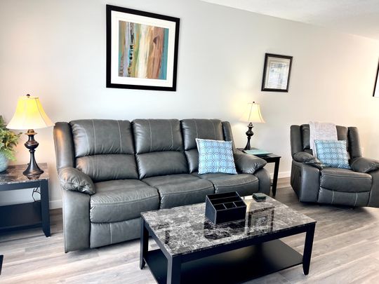 124 Anderson Close **Fully Furnished All Utilities Included **Short Term Welcome - Photo 1