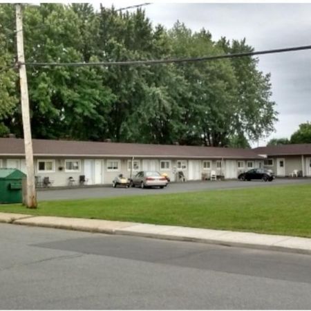 INFO par TÉLÉPHONE, Logement chauffé/éclairé, câble vidéotron fournis, à partir de 650 $ par mois,(disponible 1 1/2, 2 1/2 et 3 1/2) PAS D'ANIMAUX - Photo 3