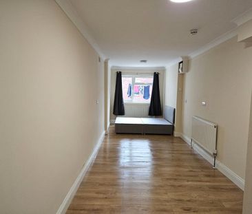 8 bedroom semi-detached house to rent - Photo 4