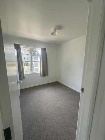 Tidy two bedroom unit - Photo 3