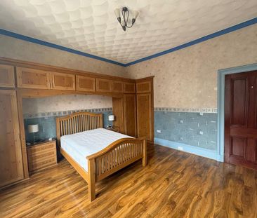 3 bedroom flat to rent - Photo 4