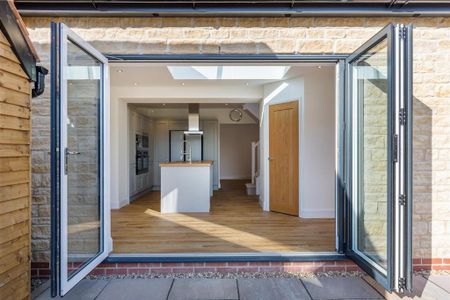 3 bedroom semi-detached house to rent - Photo 2