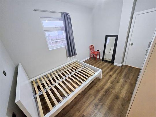 8 bedroom semi-detached house to rent - Photo 1