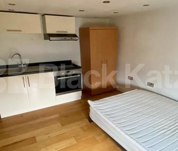 Small but perfectly formed, self contained top floor studio - Photo 4