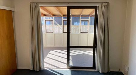 Central 3BR fully fenced home with sunroom - Photo 2