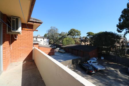 TIDY THREE BEDROOM UNIT IN FAIRFIELD - Photo 4