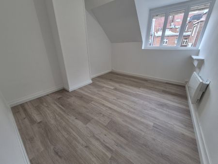 Location Appartement 4 pièces 94m² CAMBRAI 59400 - Photo 2