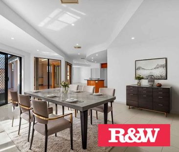 STUNNING 4 BEDROOM FAMILY HOME !! - Photo 3