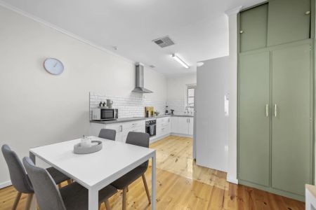 Fully Renovated Two Bedroom Unit - Walking Distance to Jetty Road - Photo 5