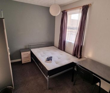 1 bedroom in a house share to rent - Photo 2