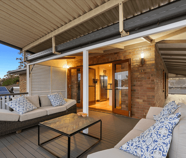 SPACIOUS FAMILY HOME WITH POOL, MULTIPLE LIVING AREAS & DUAL LIVING... - Photo 1