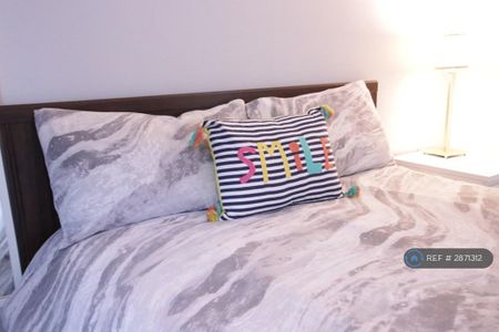 3 bedroom flat to rent - Photo 4