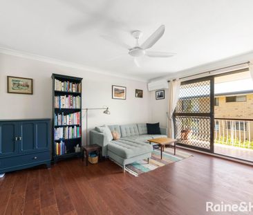 Light Filled Two Bedroom Apartment in Quiet Boutique Complex - Photo 2