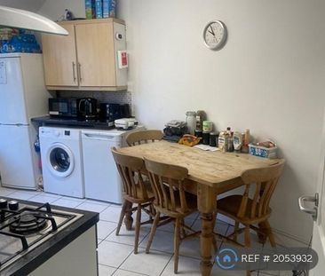 1 bedroom in a flat share to rent - Photo 4