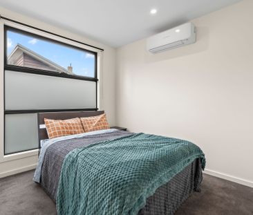 Fully Furnished, Ultra Modern, Immaculately Maintained Townhouse - Photo 4