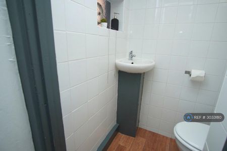 1 bedroom in a house share to rent - Photo 5