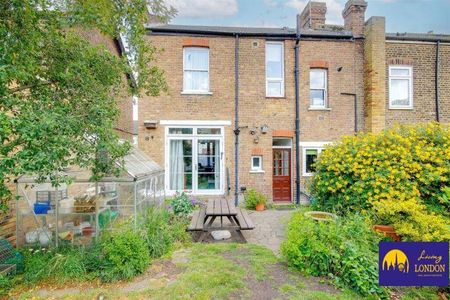 4 bedroom semi-detached house to rent - Photo 5