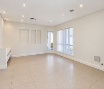 Spacious Modern 5 Bedroom Townhouse In Prime Padstow Location - Photo 1