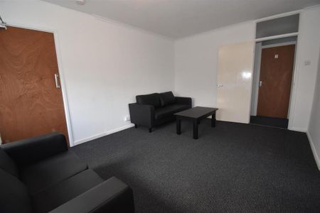 4 bedroom flat to rent - Photo 2