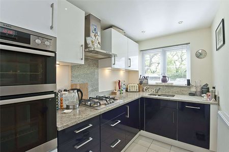 A modern semi-detached two bedroom house, conveniently located for Godalming town centre and Farncombe mainline station. - Photo 4