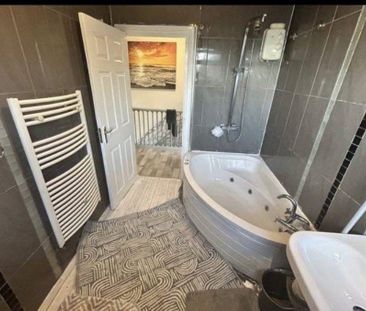 1 bedroom in a flat share to rent - Photo 3