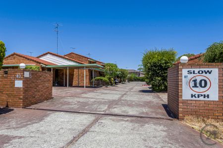 Tidy Townhouse in Central Mandurah - Photo 2