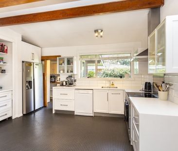 Spacious 4-bedroom home in Avonhead! - Photo 2