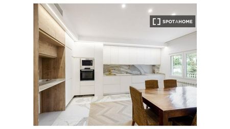 4 room luxury Apartment for rent in Madrid, Autonomous Region of Madrid - Photo 2
