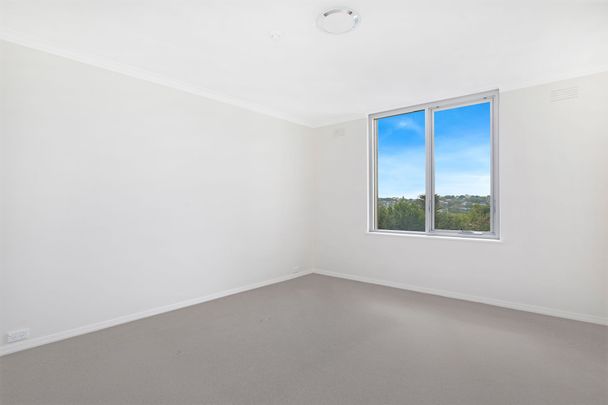 Spacious 3 Bedroom Apartment with Stunning Views - Photo 1