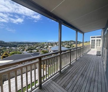 WHAT A STUNNER! - 3 BEDROOMS - FABULOUS ARKLES BAY! - Photo 2