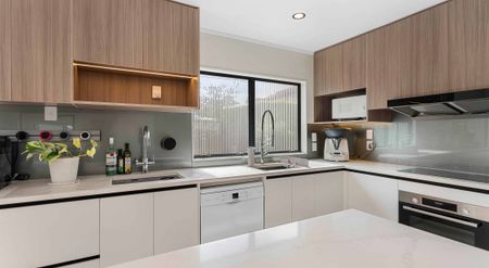 Superb Living - Unbeatable Location - Photo 4