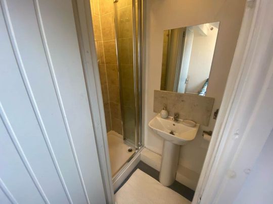 Glebe Avenue (H/S) (room 1), Kirkstall, Leeds - Photo 1